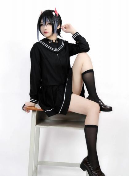 女仆露出双乳给客人玩